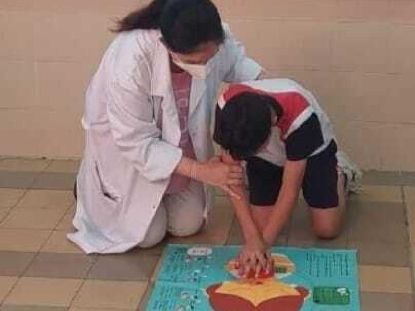 Elena enseña a hacer una reanimación cardiopulmonar