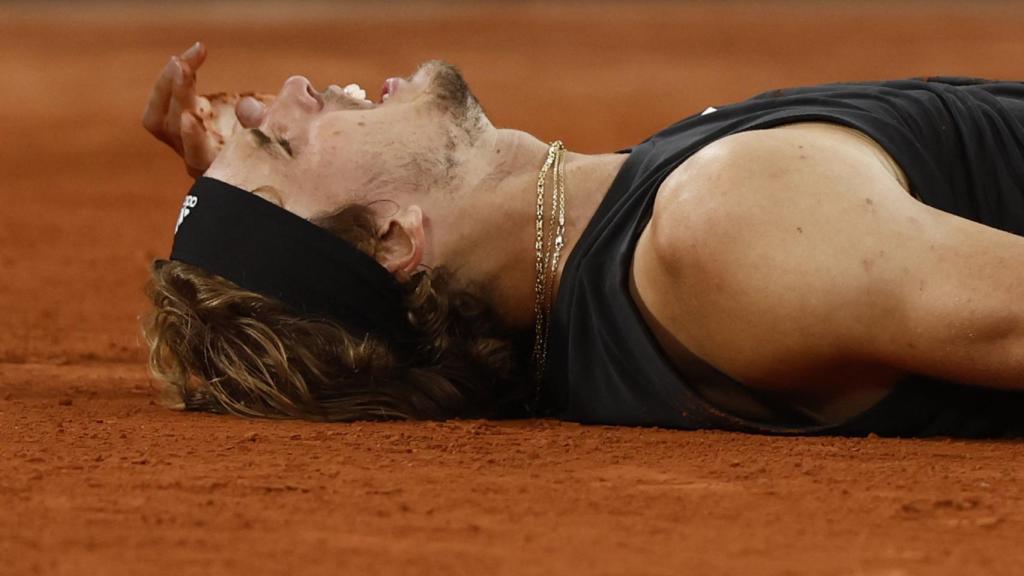 Alexander Zverev en el suelo.