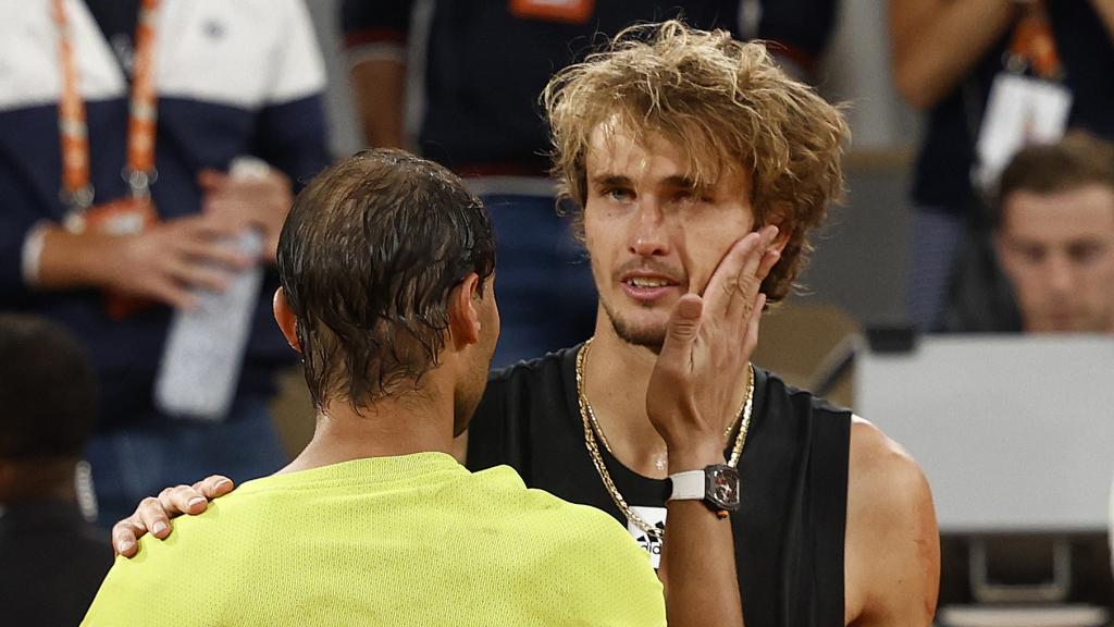 Rafa Nadal consuela a Alexander Zverev.