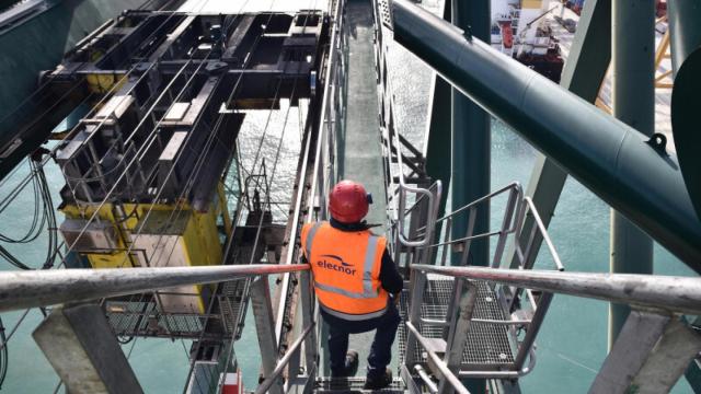 Un operario de Elecnor en una de sus instalaciones.