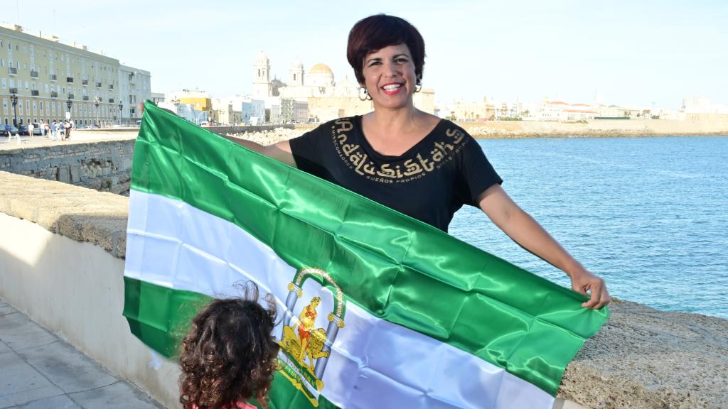 Teresa Rodríguez, junto a su hija mayor, con una bandera andaluza en Cádiz.
