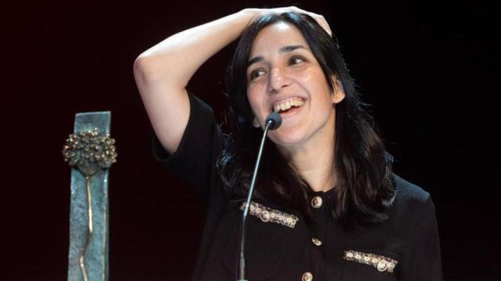 Alauda Ruiz de Azúa, con la Biznaga de Oro por Cinco lobitos