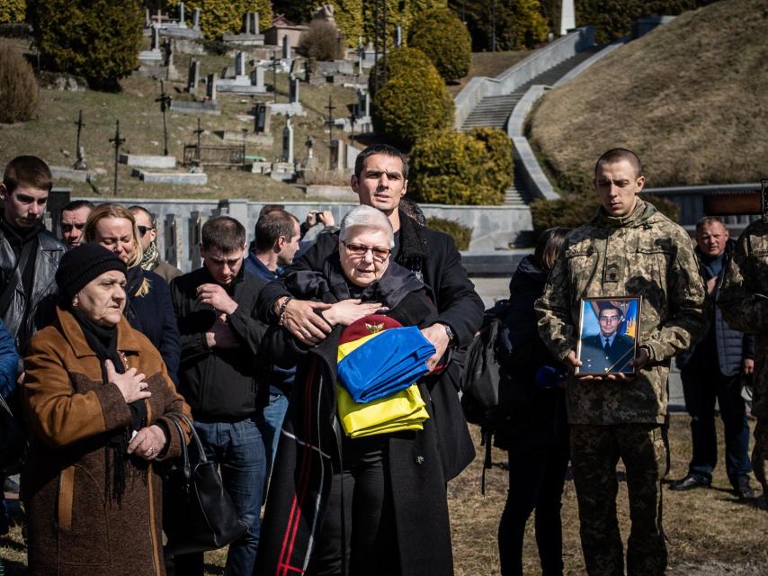 Durante meses, las despedidas de honor han convivido con el ocultamiento de los muertos en combate.