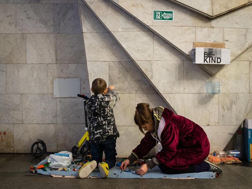 Un mes después de la “liberación de Járkov”, los misiles continúan impactando en la urbe. Muchos se preguntan en Ucrania cuándo podrán volver a su hogar.