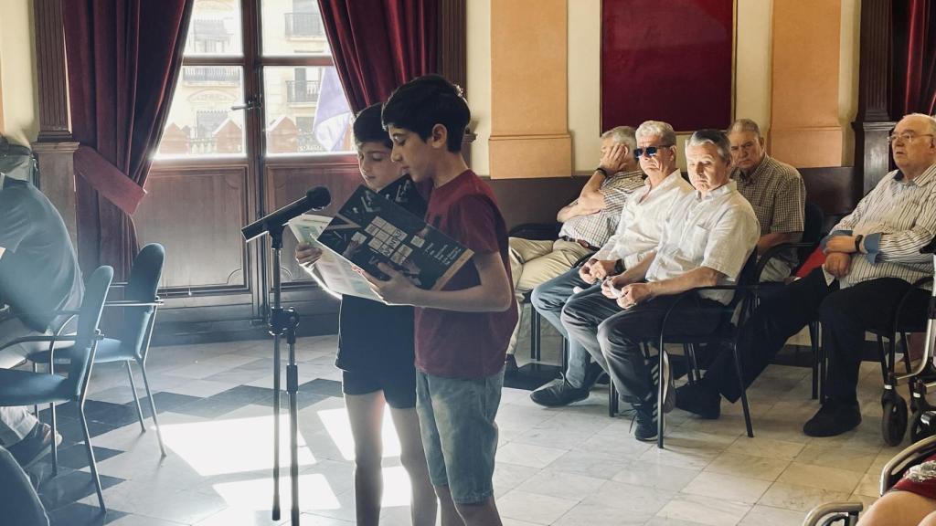 Dos niños hablan en el pleno de Alcoy este viernes.