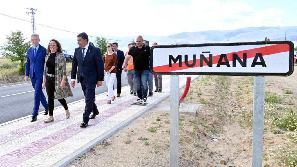 La consejera María González Corral visita las obras en la travesía de la Muñana.