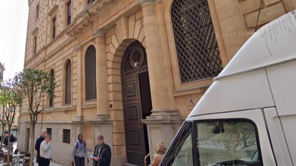 Puertas de la delegación de Hacienda en Salamanca