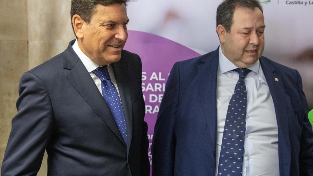 El consejero de Economía y Hacienda, Carlos Fdez. Carriedo, junto al presidente de la Cámara de Comercio de Salamanca