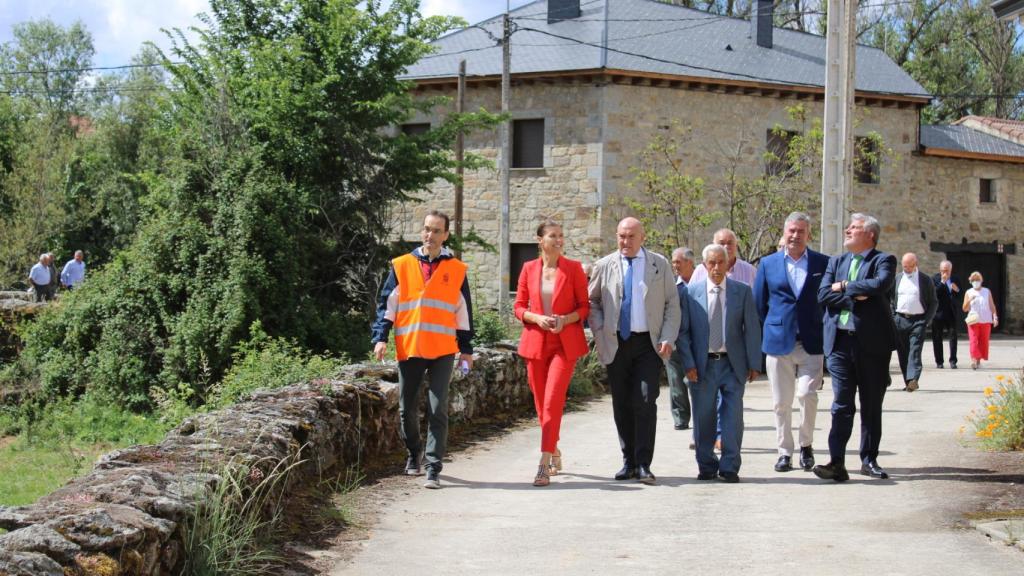 El consejero de la Presidencia, Jesús Julio Carnedo, visita una obra municipal de saneamiento financiada por el Fondo Extra Covid