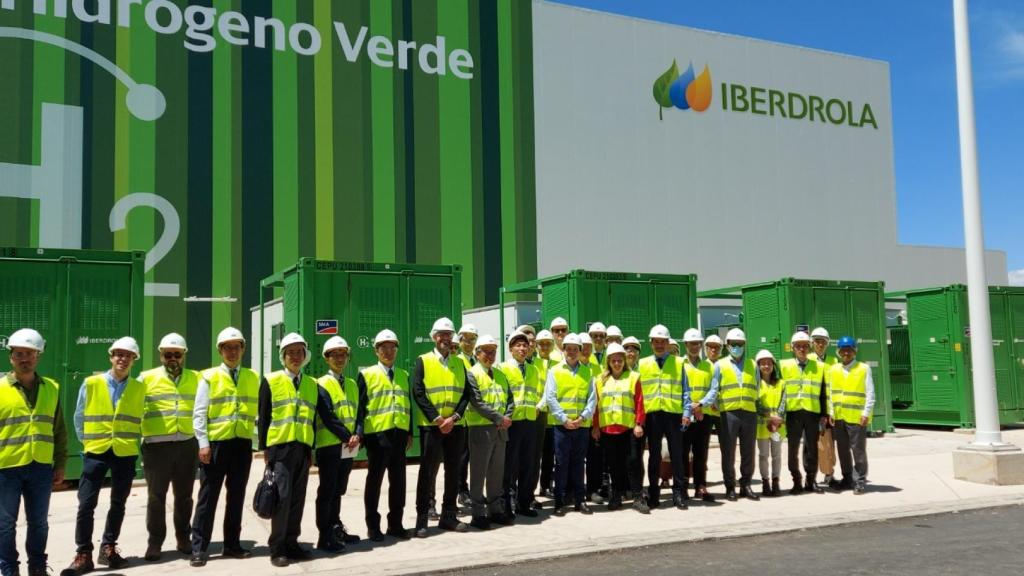 Visita de la delegación japonesa a la planta de Puertollano.
