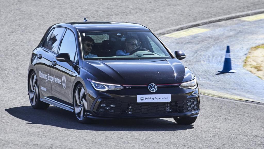 Con las versiones GTI y R del Golf se puede experimentar una conducción dinámica y segura.