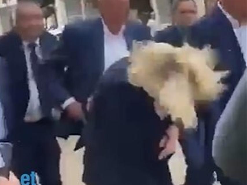 Momento en el que Le Pen recibe el impacto de los huevos durante un paseo por la campaña de las elecciones legislativas francesas