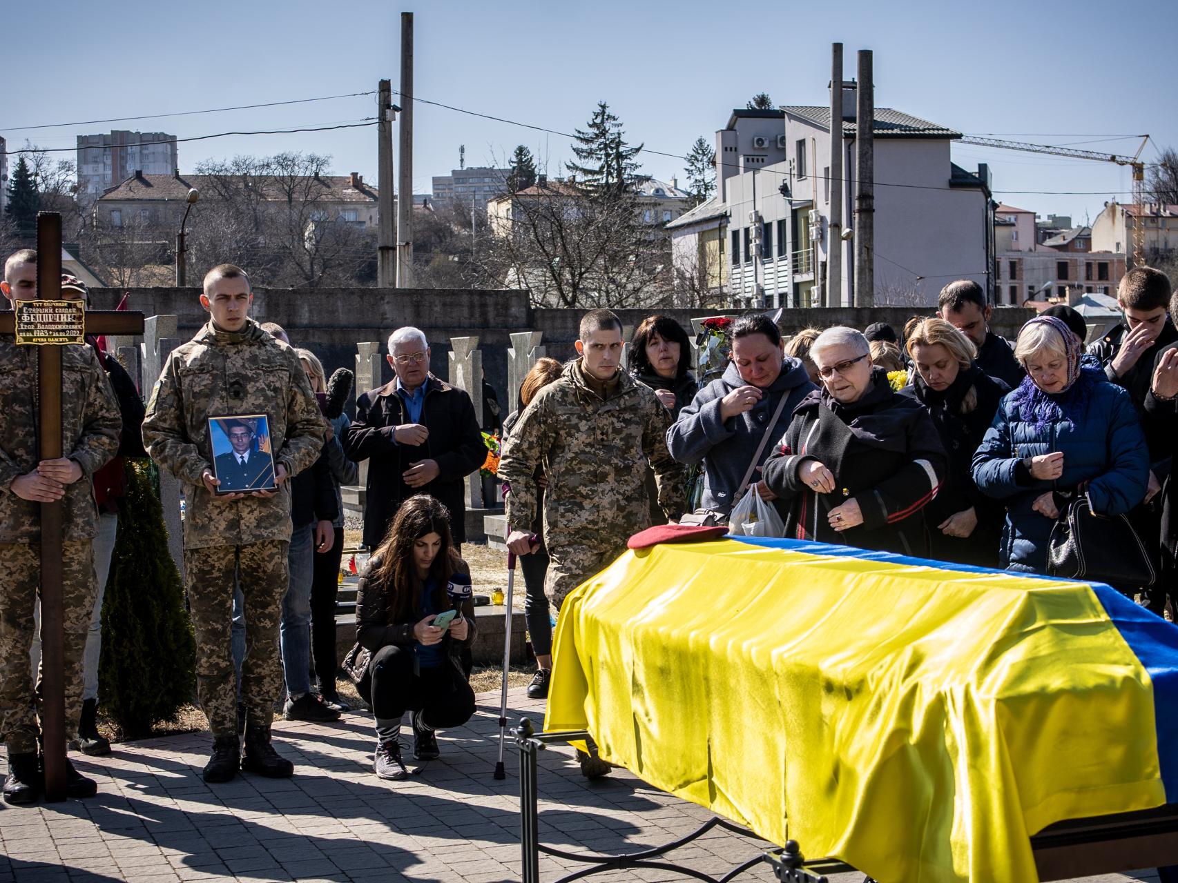 La artillería rusa arrebata cada día un puñado de vidas civiles en el Donbás mientras al oeste del Dniéper sus compatriotas recuperan lentamente la normalidad.