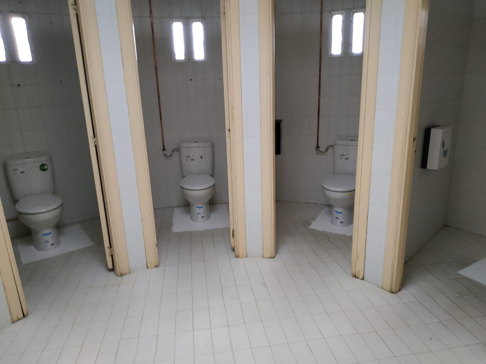 Interior de los baños de la Playa Grande (Concello de Miño).