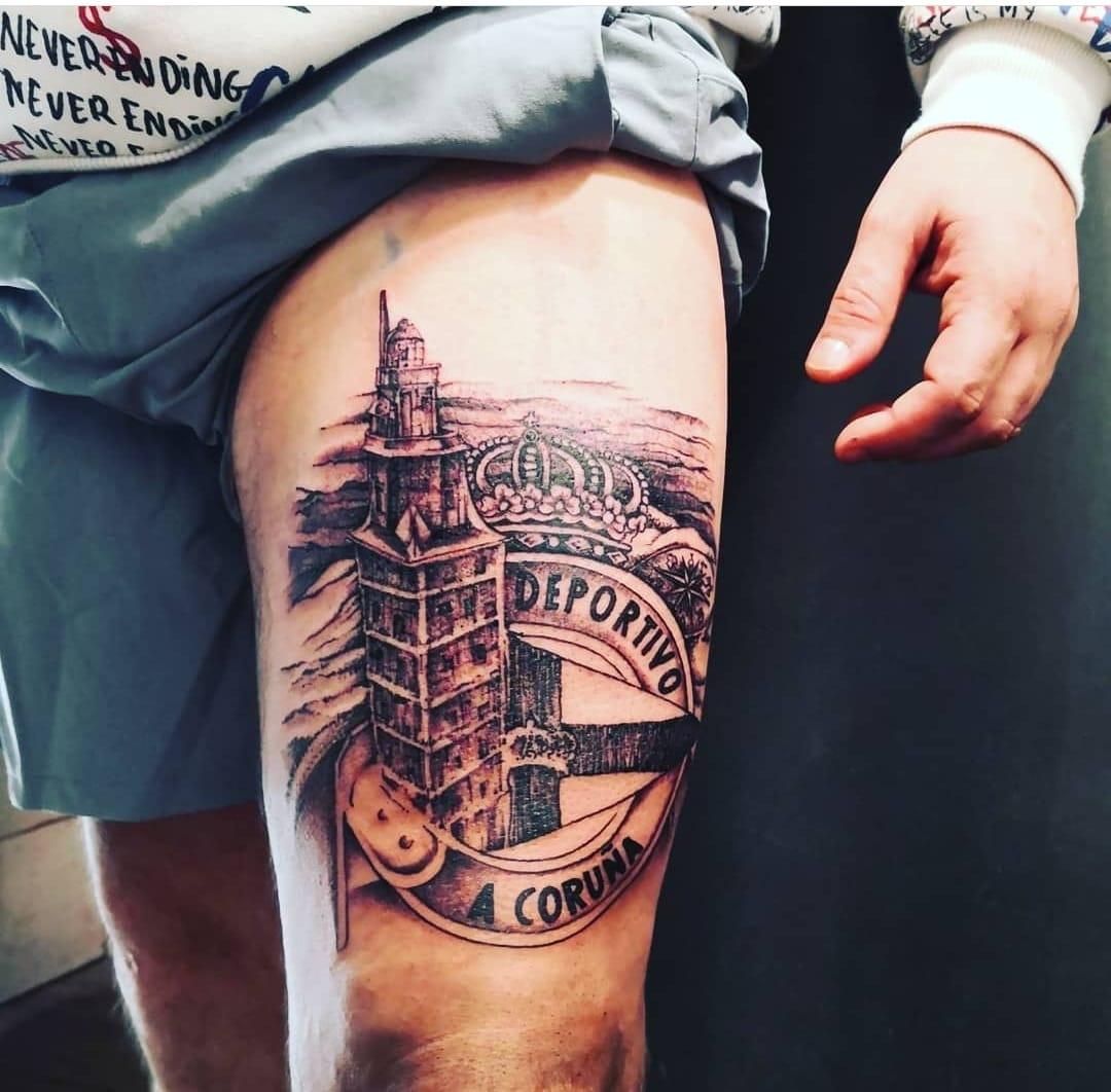 El anterior tatuaje de la Torre de Hercúles con el escudo (Foto: Cedida)