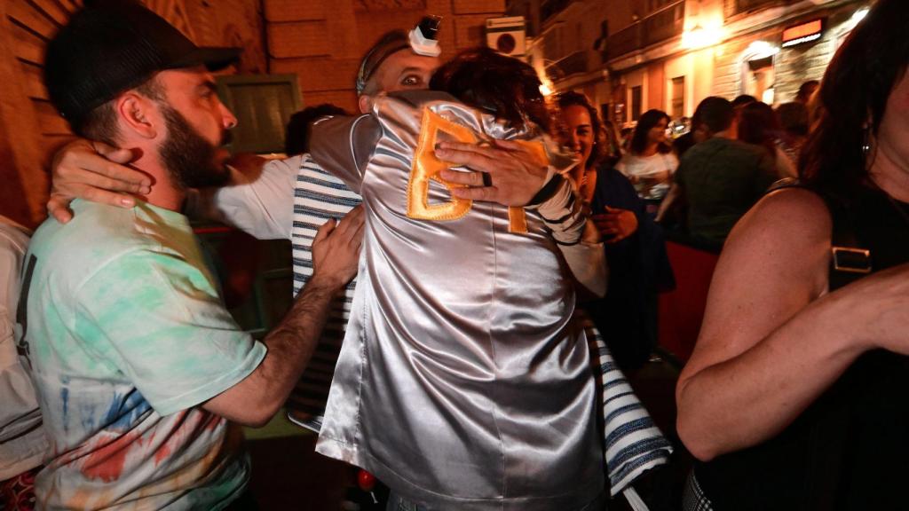 Jose Manuel Cossi se abraza a Ángel Gago.