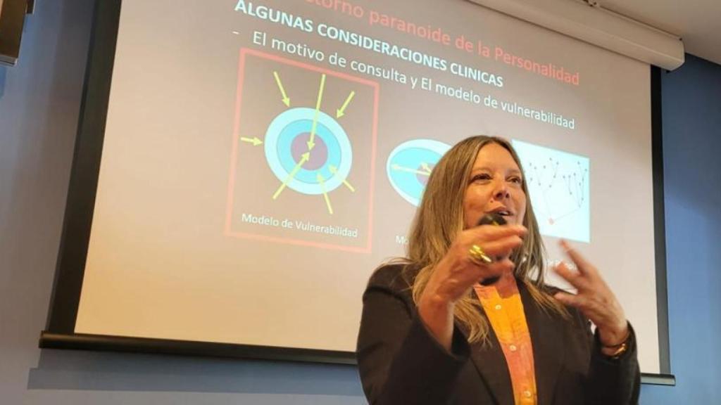 La doctora Calvo ofreciendo una ponencia.