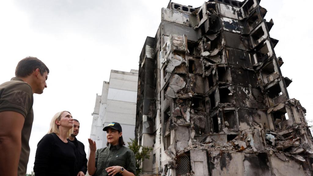La fiscal general de Ucrania, Iryna VEnediktova, conversa con la embajadora de Estados Unidos en el país ucraniano, Bridger Brink.