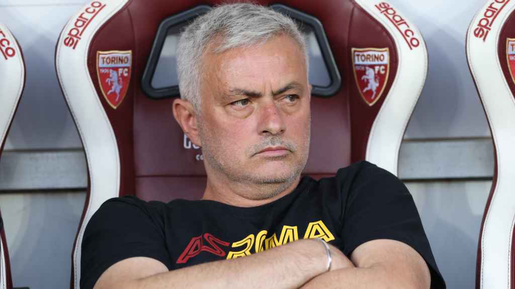 José Mourinho sentado en el banquillo de la AS Roma