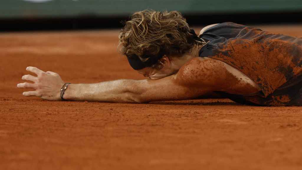 Alexander Zverev tirado sobre la arena de la Philippe Chatrier de Roland Garros