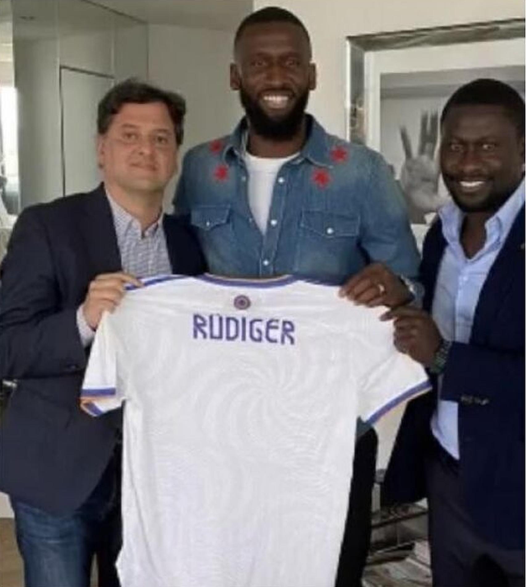 Antonio Rüdiger, posando por primera vez con la camiseta del Real Madrid