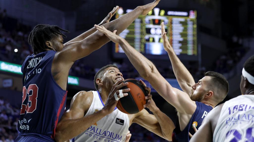 Walter Tavares pelea un rebote ante la defensa de Bitci Baskonia