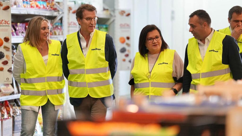 Alberto Núñez Feijoó, durante la visita realizada hoy a la cooperativa Covirán, en Granada.