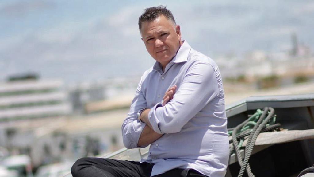 El candidato de Por Andalucía (Podemos) en Cádiz, Juan Antonio Delgado, en las playas de Barbate.