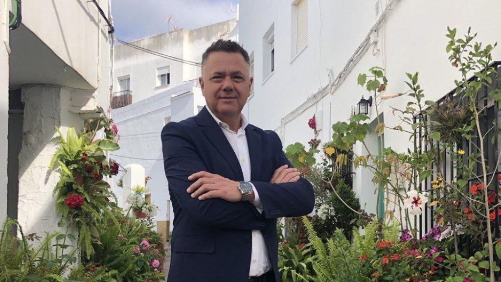 Juan Antonio Delgado, candidato de Podemos el 19-J, en la calle de las Flores de Conil (Cádiz).
