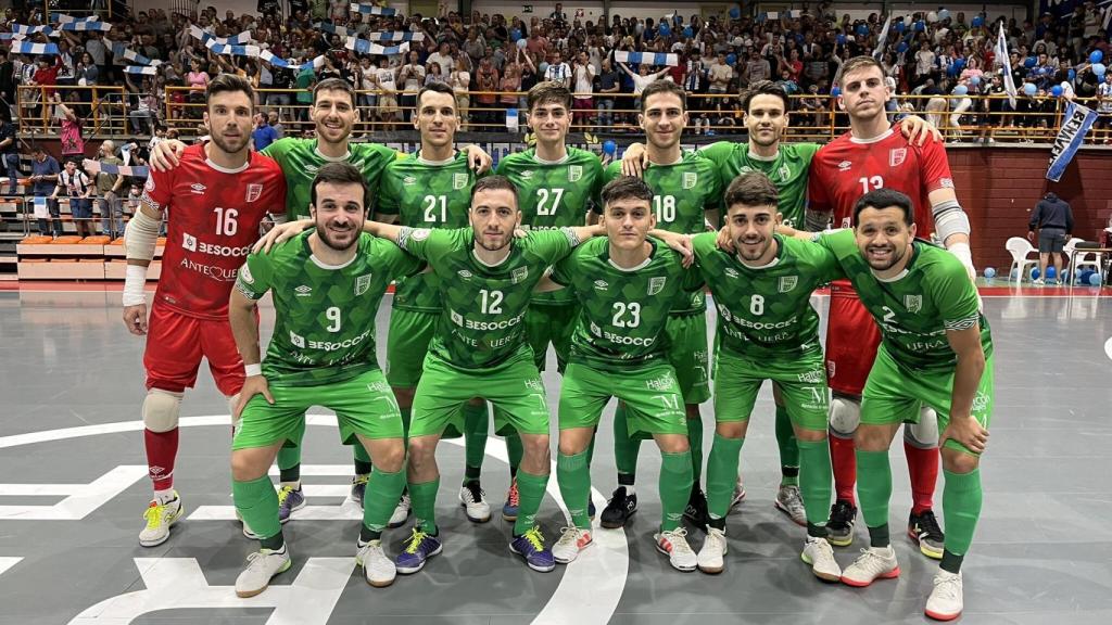 La plantilla del BeSoccer UMA Antequera en el partido contra el Benavente