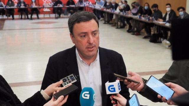 El secretario xeral del PSdeG, Valentín González Formoso, atiende a los medios.