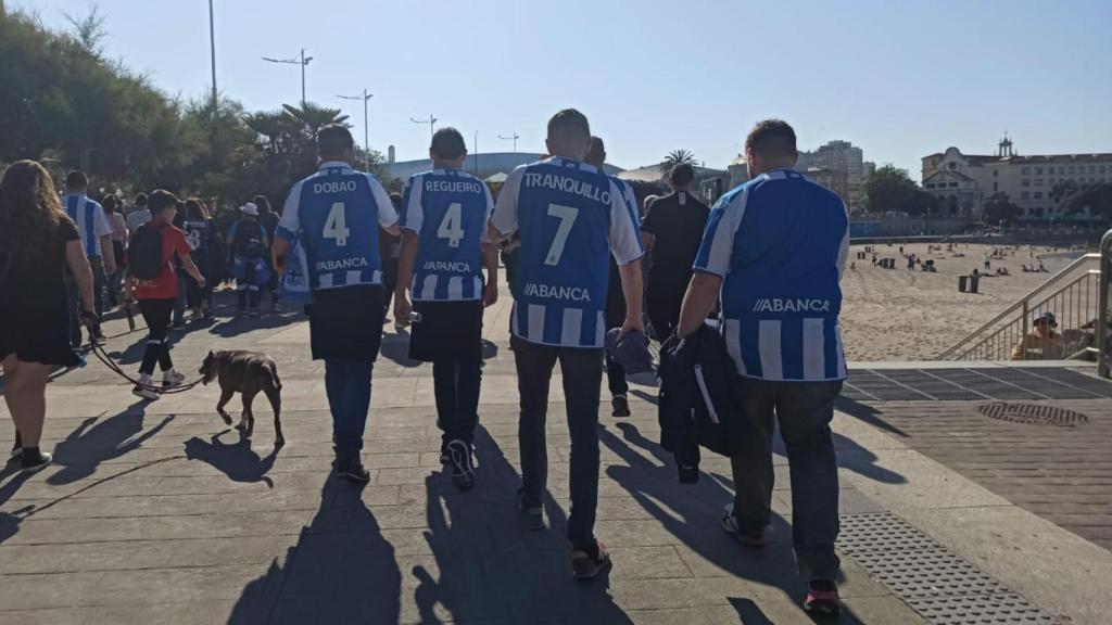 Aficionados con la camiseta del Dépor se dirigen a Riazor.