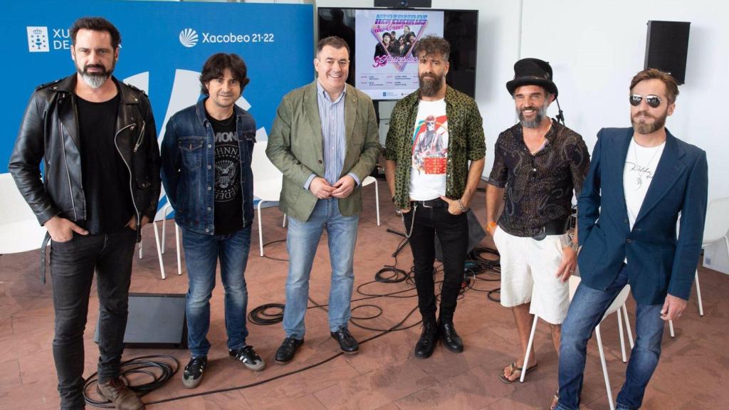 El conselleiro de Cultura, Educación, FP e Universidades, Román Rodríguez, presenta junto a Heredeiros da Crus la gira de su 30 aniversario.
