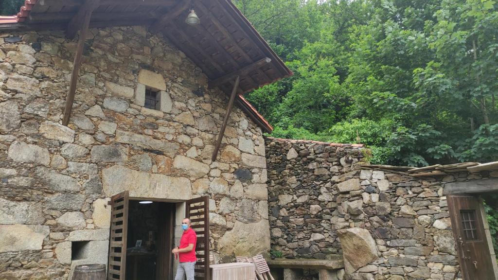 Martín Martínez, propietario de la Bodega Ecosacra, en la misma.