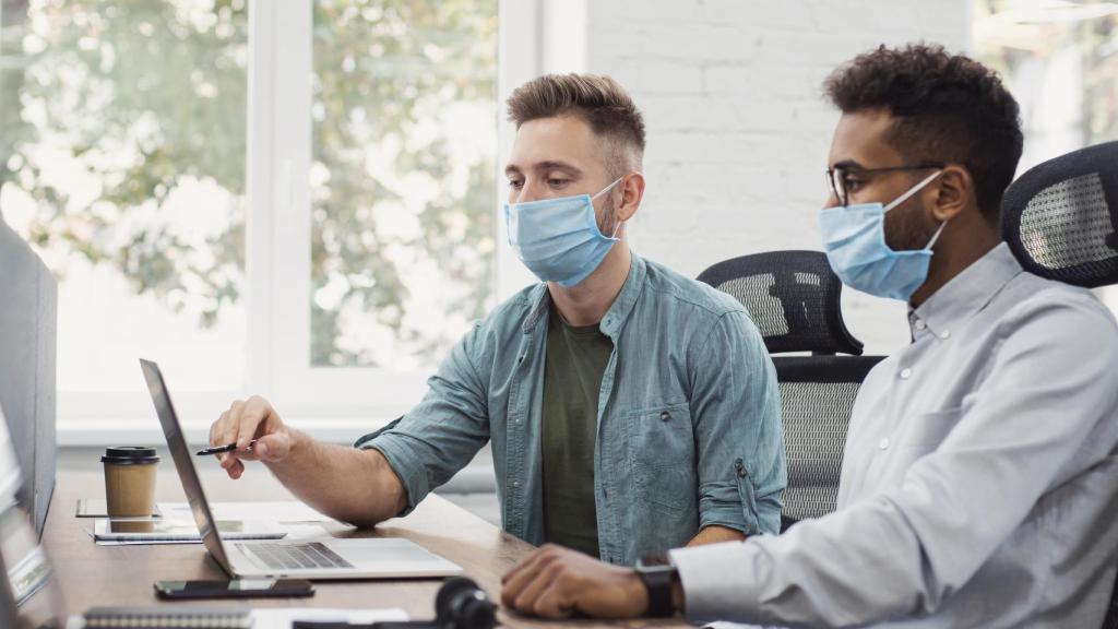 Imagen de archivo jóvenes trabajando.