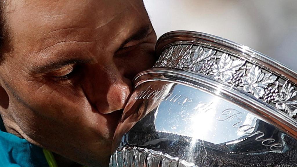 Rafa Nadal besa su decimocuarta copa de los mosqueteros.