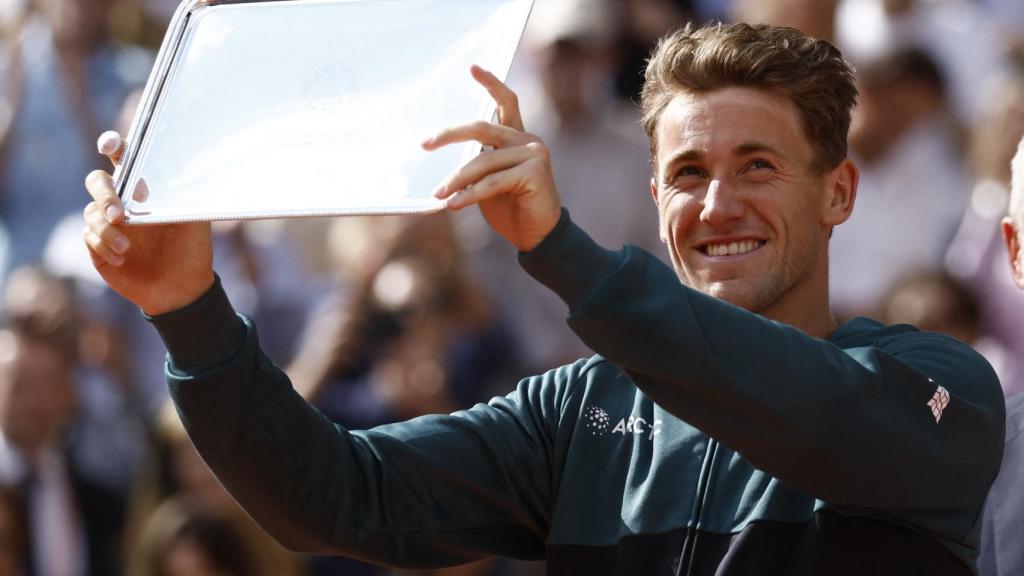 Casper Ruud, con el distintivo de subcampeón de Roland Garros.