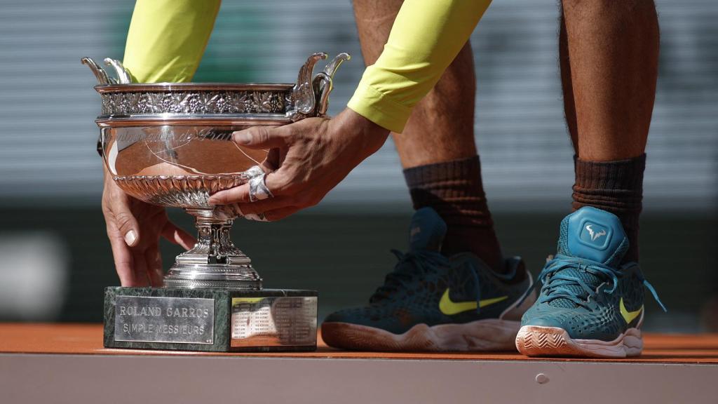 Rafa Nadal deja sobre la arcilla de la Philippe Chatrier la copa de los mosqueteros.