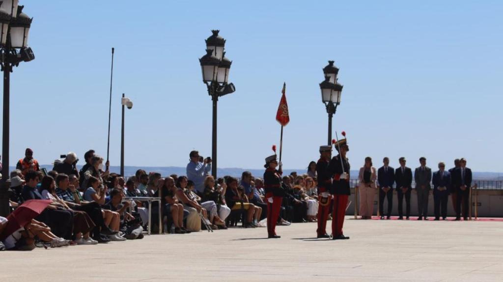 Decenas de espectadores han acudido a la explanada del Alcázar.