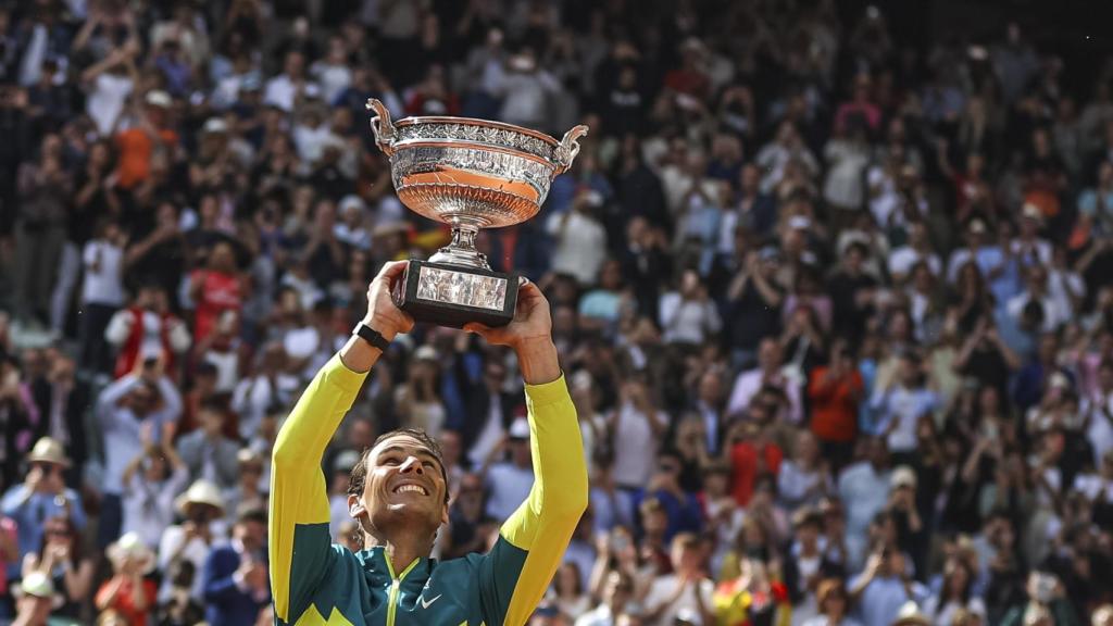 Rafa Nadal eleva la copa de los mosqueteros al cielo de París.