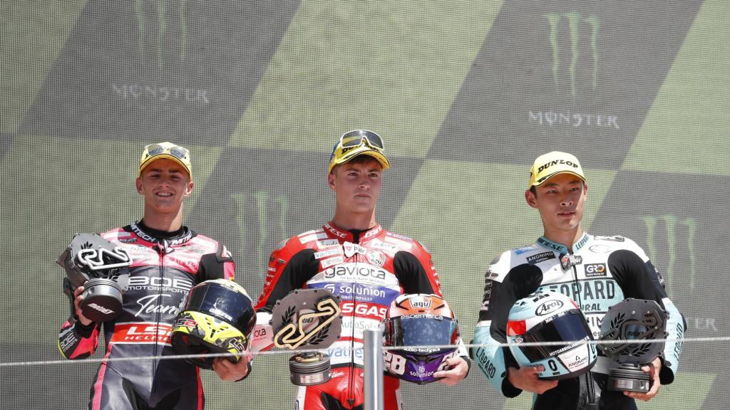David Muñoz, a la izquierda en el podio del Gran Premio de Cataluña.