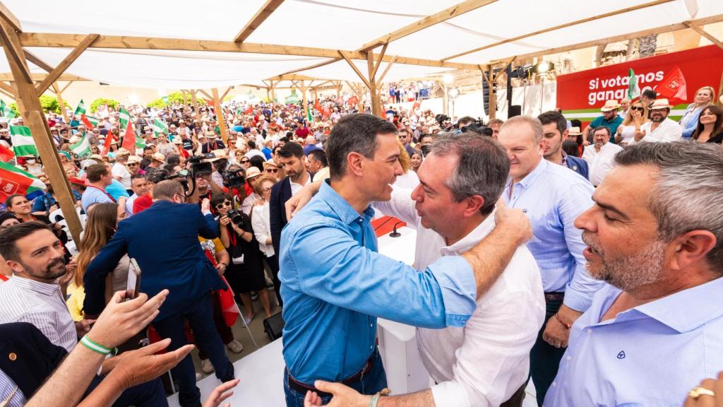 Pedro Sánchez y Juan Espadas se abrazan este domingo tras el mitin en Almería.