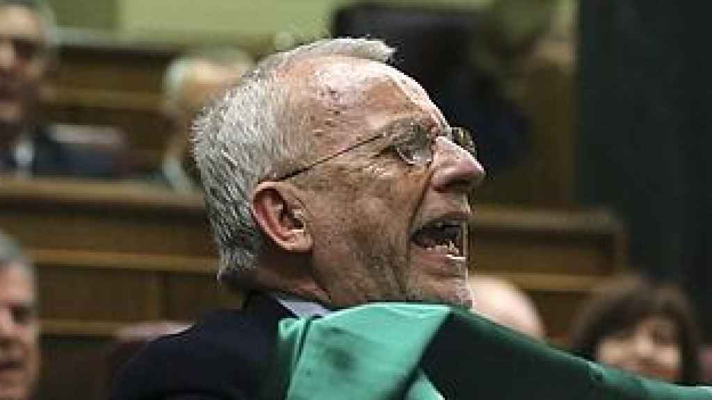 Manuel Pezzi con la bandera de Andalucía interrumpiendo a Rajoy en el Congreso en 2015.