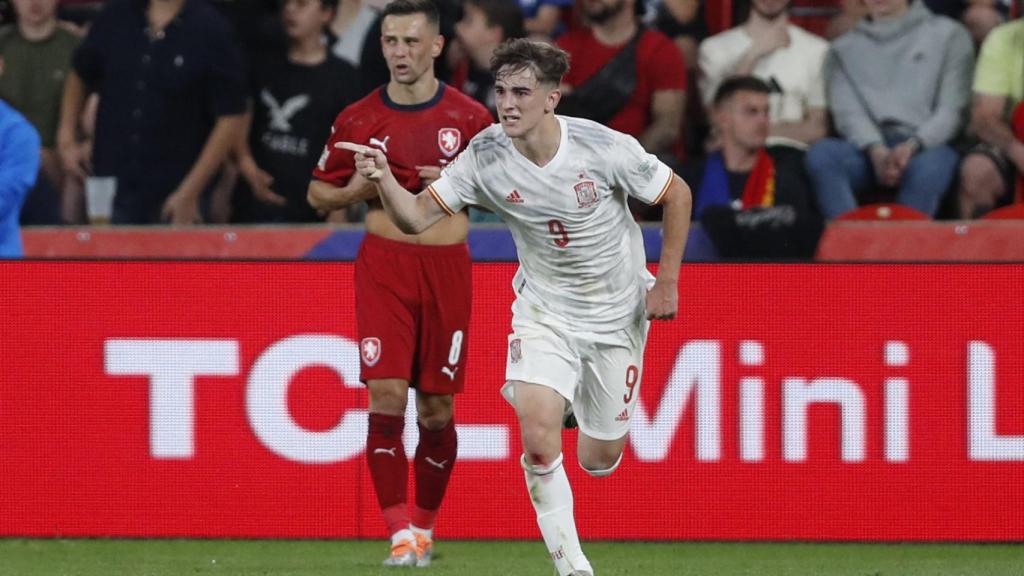 Gavi celebra su gol.