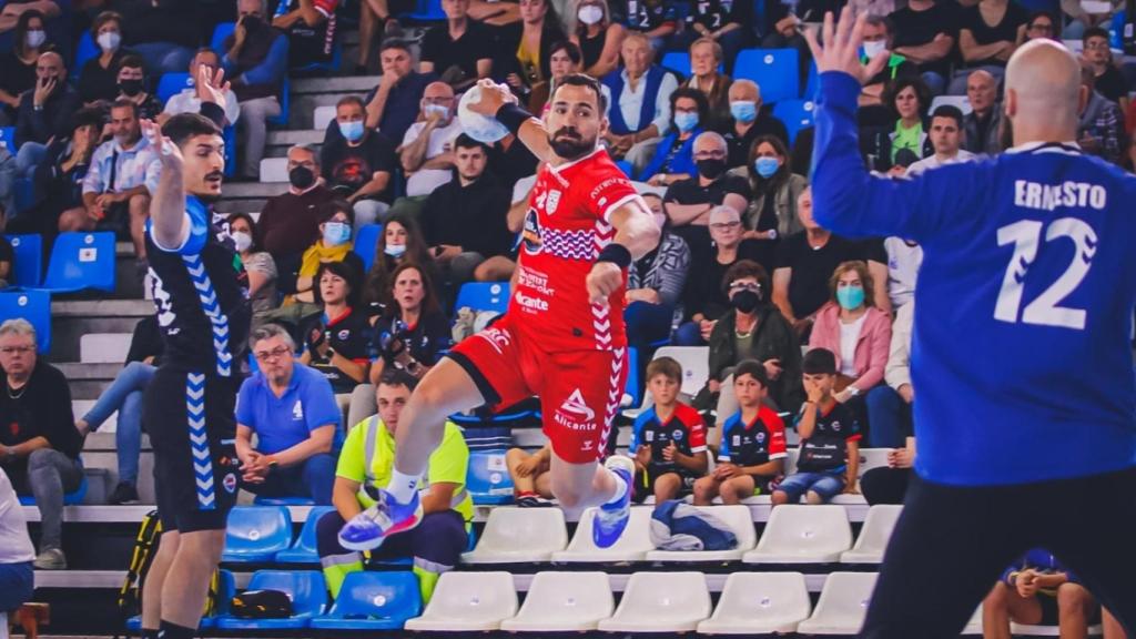 Feuchtmann lanza a portería en el partido del sábado ante el Sinfín