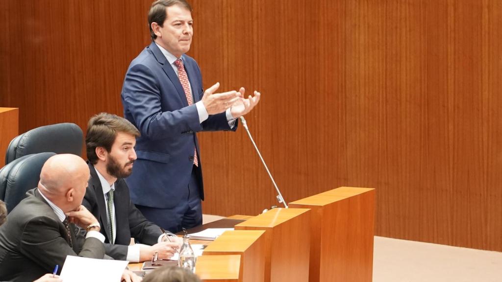 El presidente de la Junta, Alfonso Fernández Mañueco, en el pleno de las Cortes