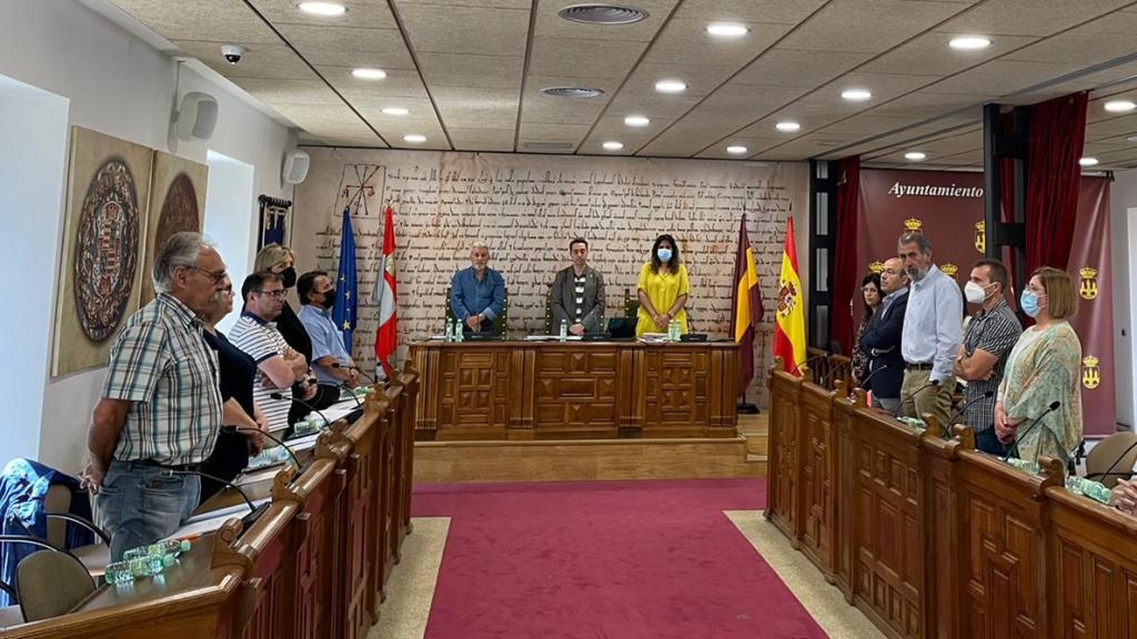 El concejal de Ciudadanos Jesús María Saldaña sentado durante el minuto de silencio