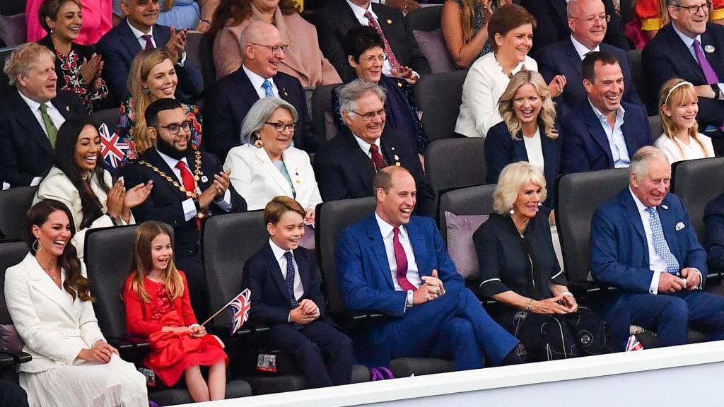 Los duques de Cornualles y los de Cambridge compartieron fila.