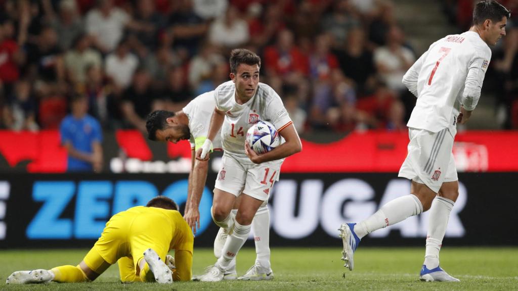 Eric García coge el balón tras el gol de Íñigo Martínez.