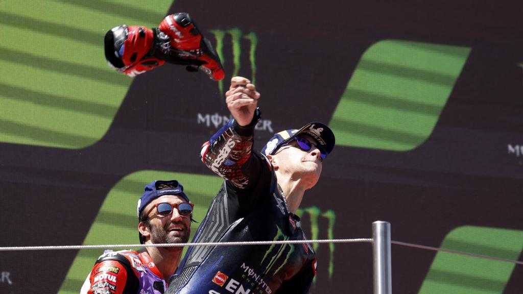 Fabio Quartararo lanza su bota desde el podio, en el Gran Premio de Cataluña.